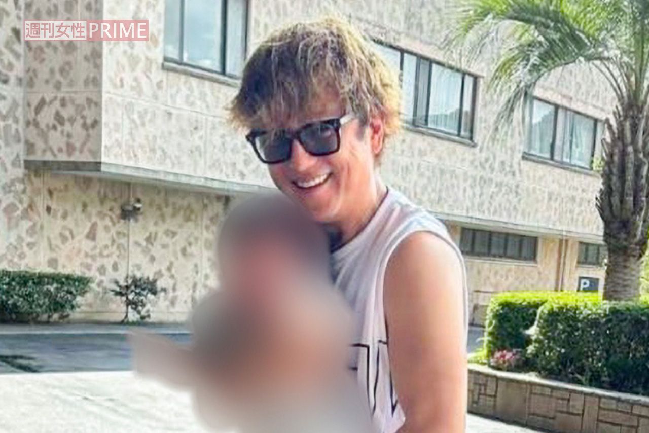 2023年7月、会員制ホテルで一般客の記念撮影に応じる上地雄輔