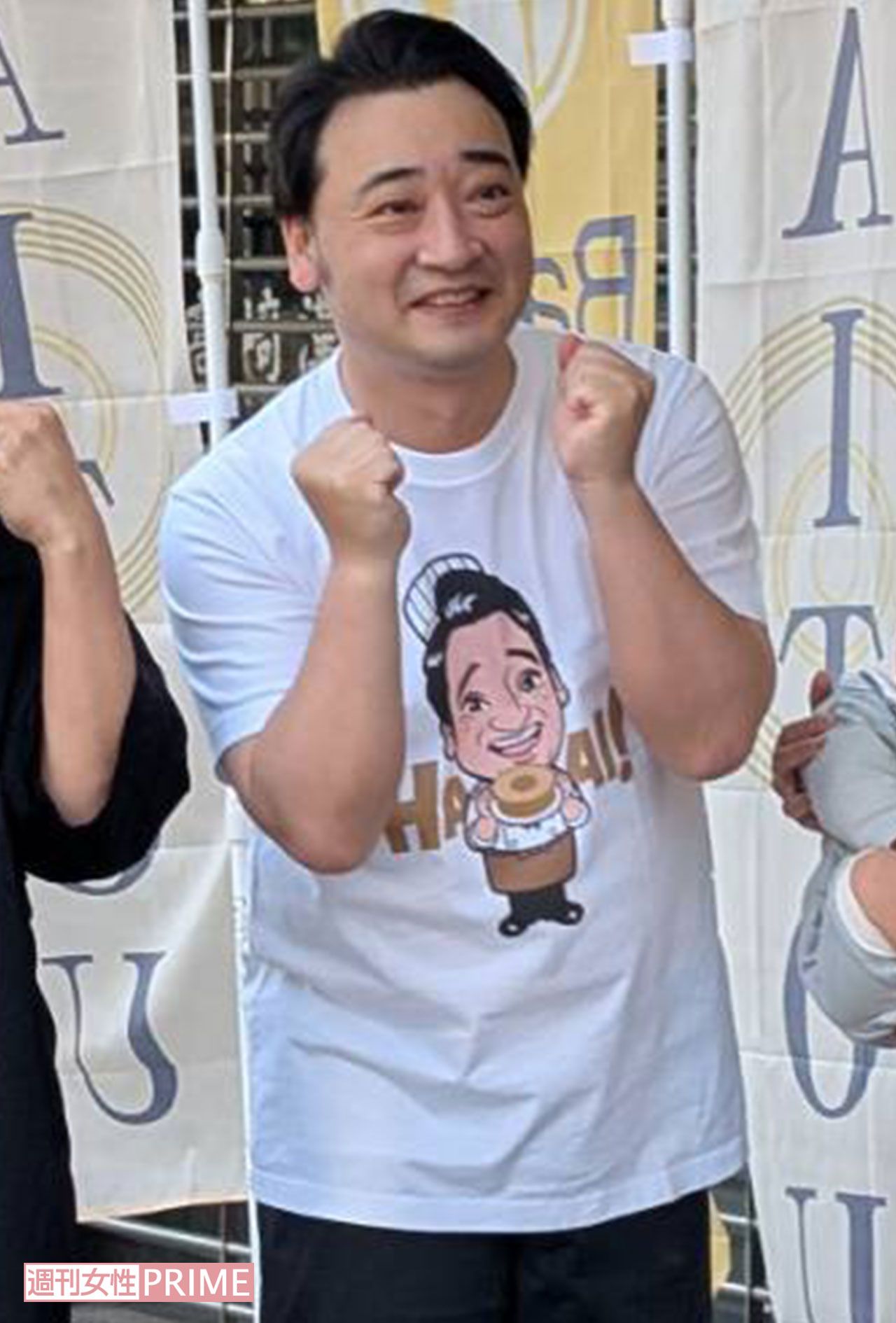 元ジャングルポケット・斉藤慎二が群馬県高崎市でバウムクーヘン店『バームSAITOU』を開店。初日は客との記念撮影にも応じた