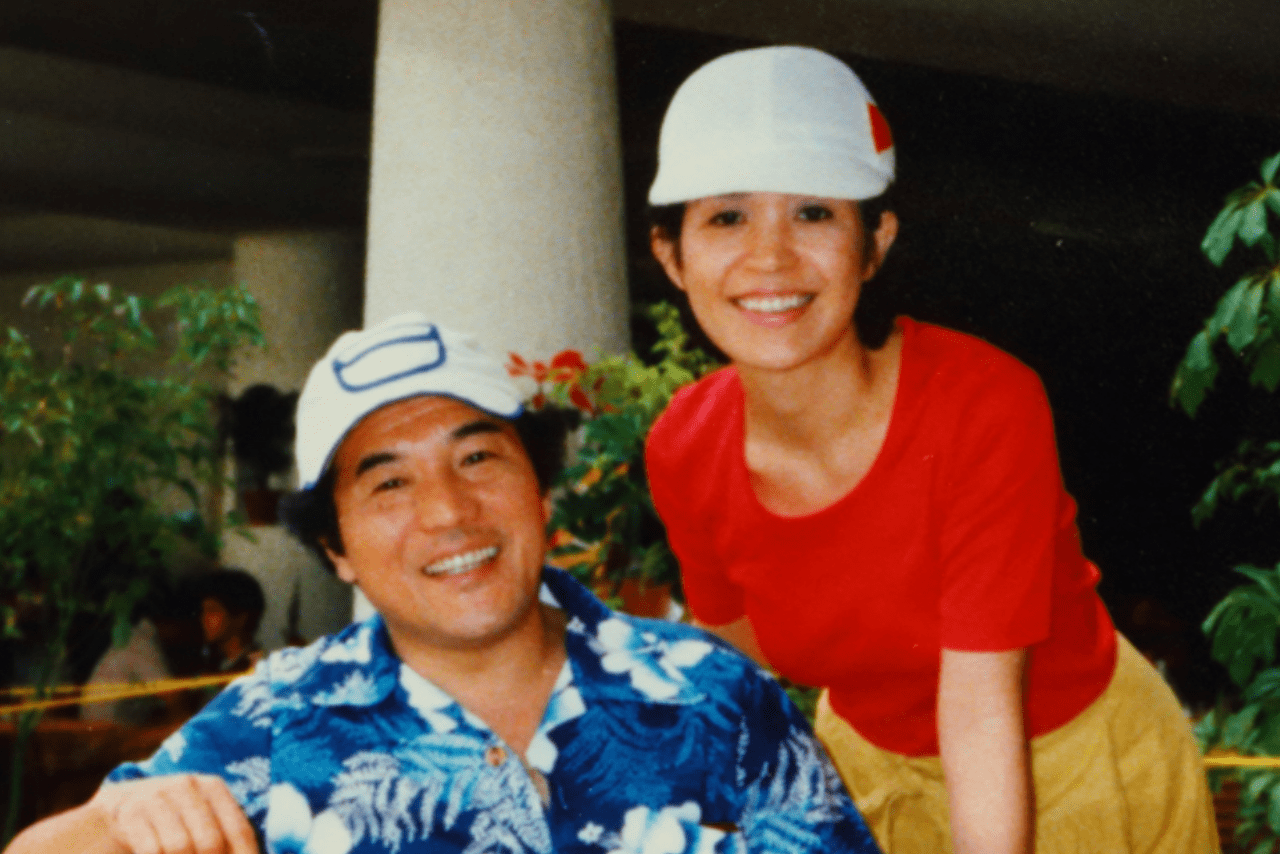 ハワイでのツーショット。新婚旅行で訪れた際はうつみが英語の通訳をした