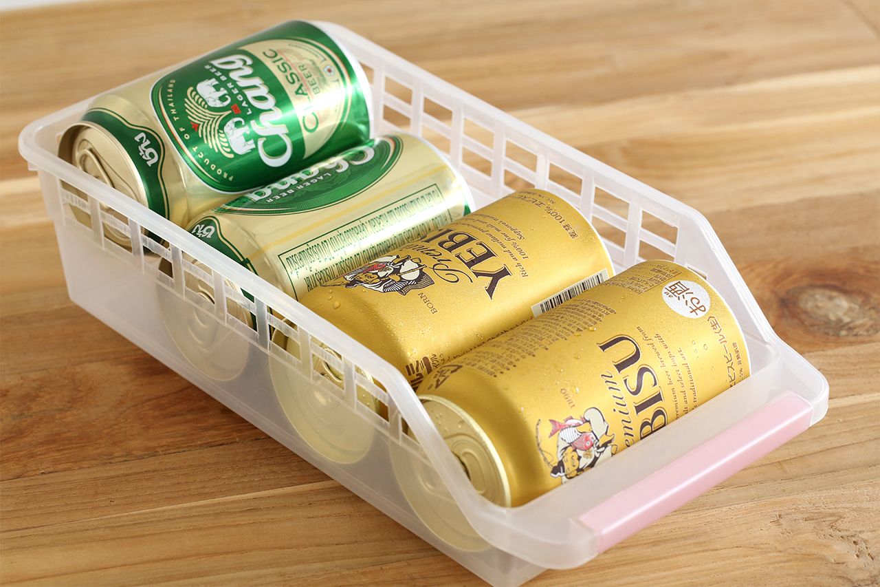 【C】最上段はドリンクや保存期間の長いものを。目線のあまりいかない最上段は、ドリンクや乾物など日持ち食材の指定席。「この棚は前後に分けて使うと出し入れしにくいので、奥行きが棚と同じくらいの、トレーやカゴを利用するのがオススメ」
