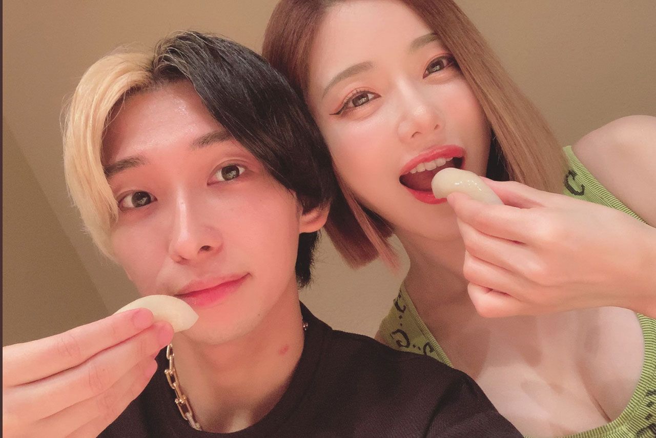 DJ SODAとお寿司を食べるヒカル（ヒカルのTwitterより）