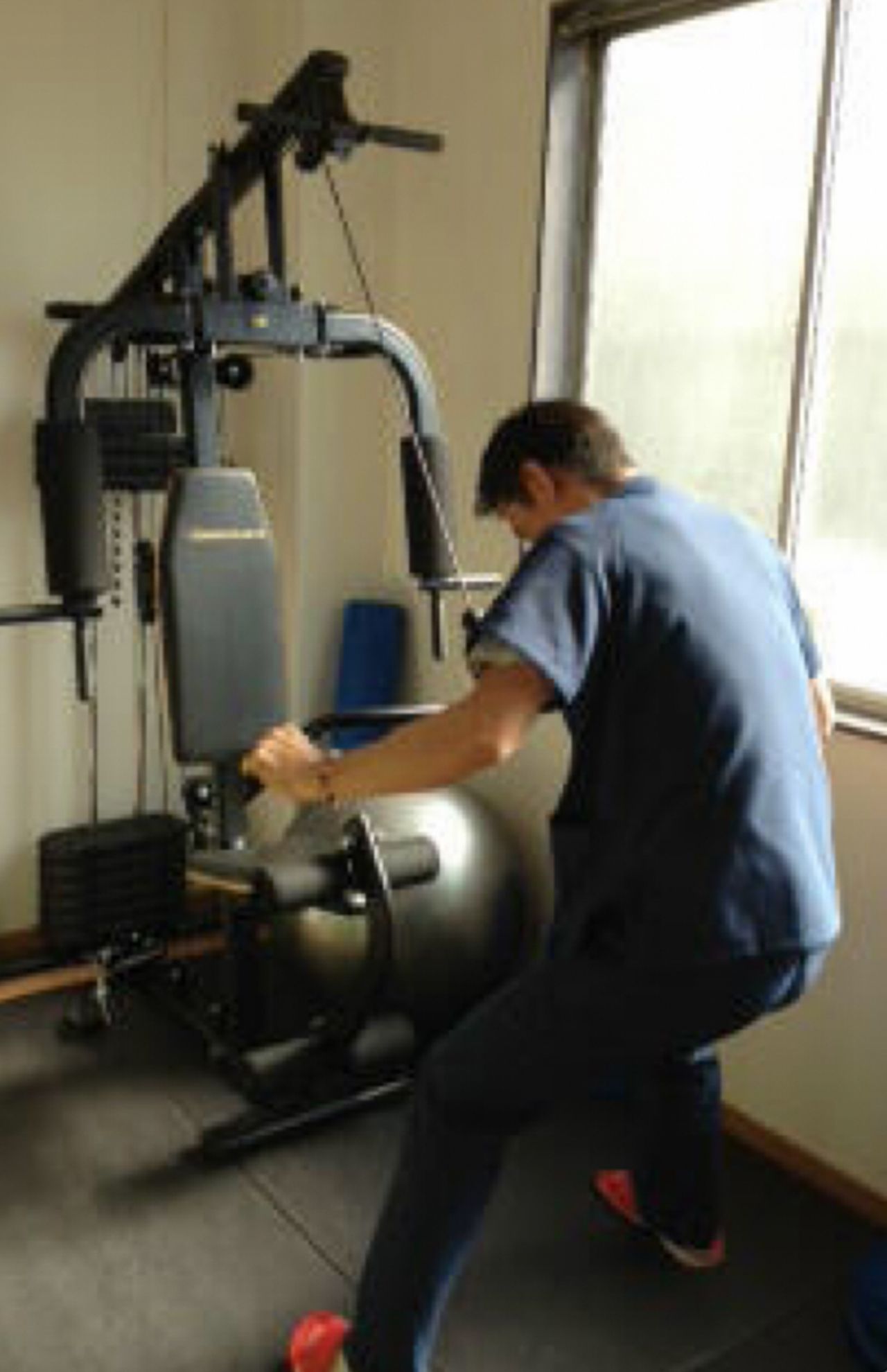 同院にはリハビリ用とみられるトレーニングマシンがあり、開院直後から及川容疑者は身体を鍛えていたようだ（同院のSNSより）