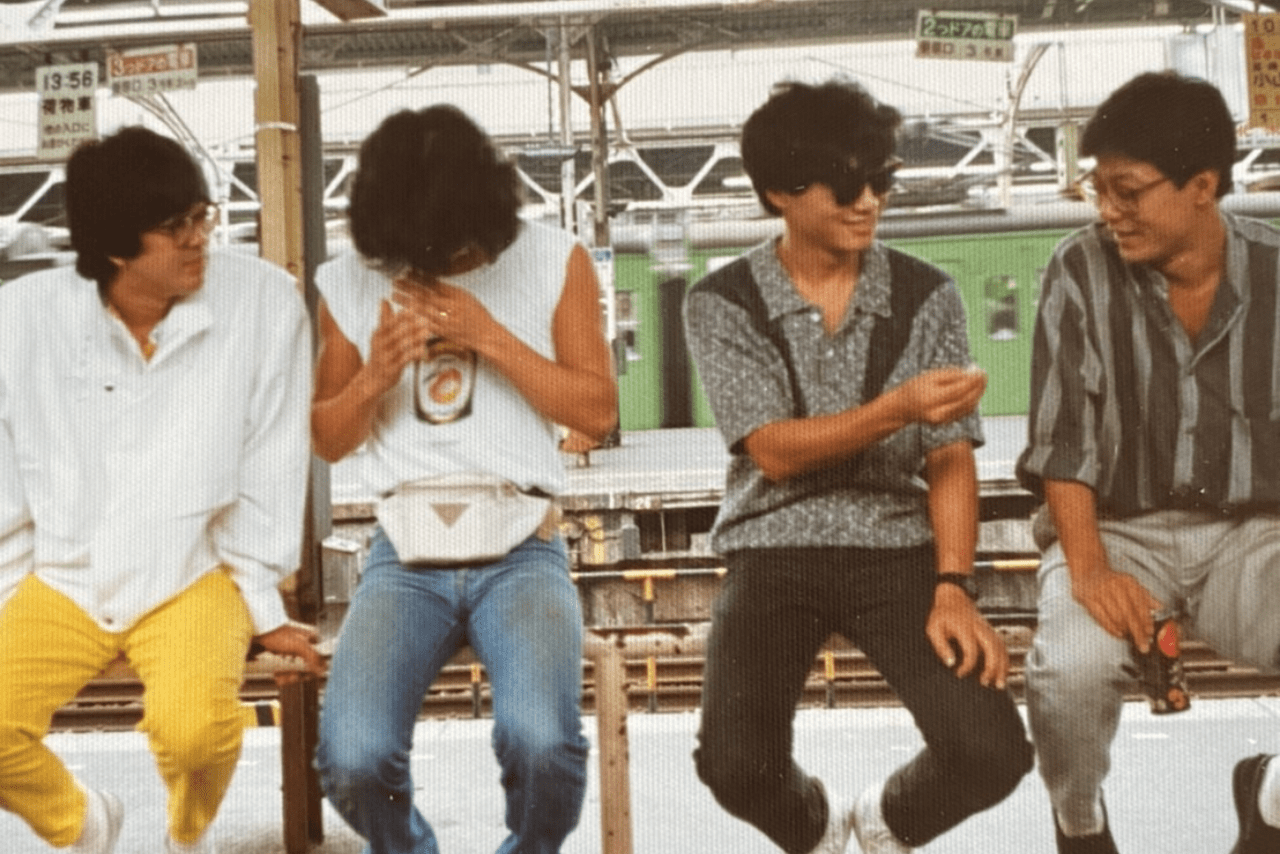 『オメガトライブ』というプロジェクトで発売された楽曲はヒットを記録していく。しかし、与えられるだけで制作に携われないメンバーたちの心境は複雑だったという