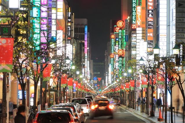 夜の銀座繁華街