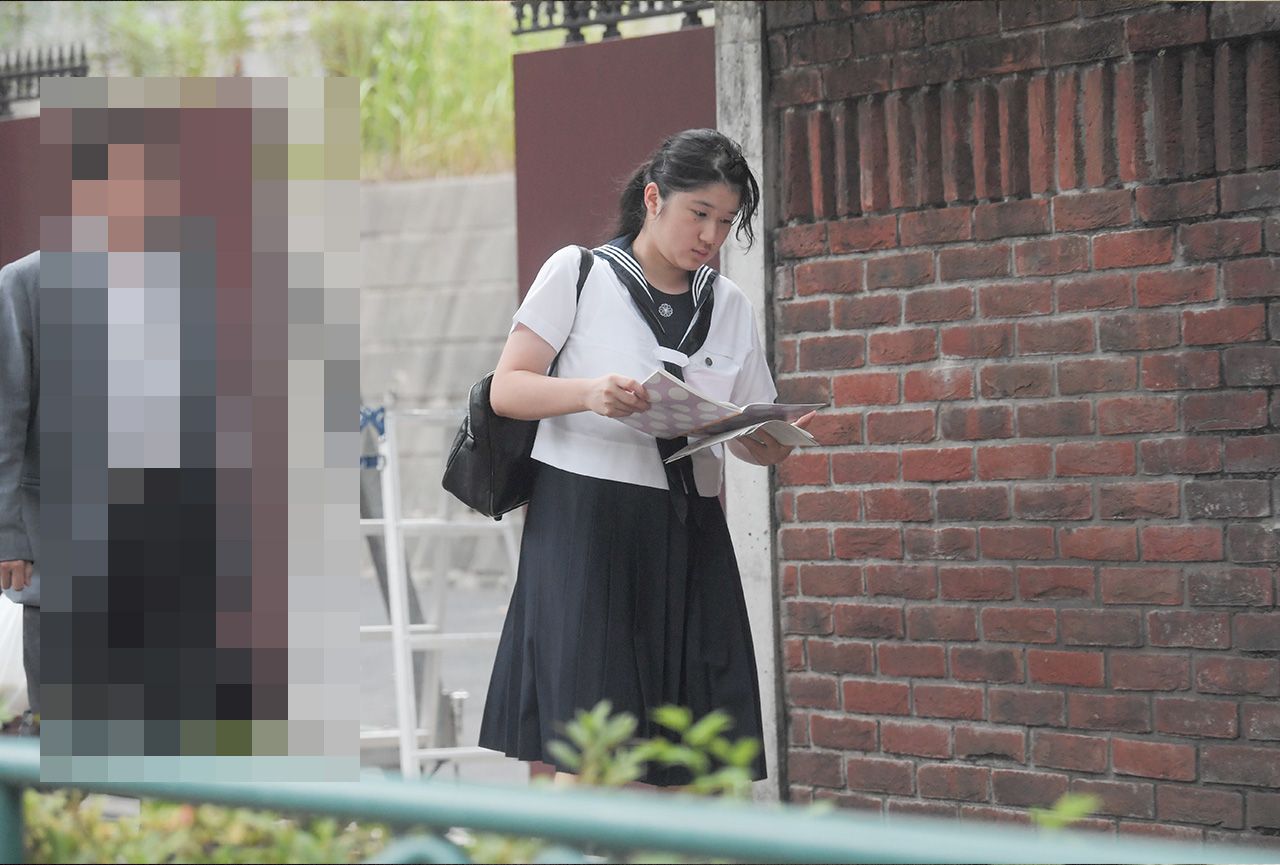 テストの開始時間ぎりぎりまでノートを見返しながら登校されていた愛子さま（’18年7月4日）