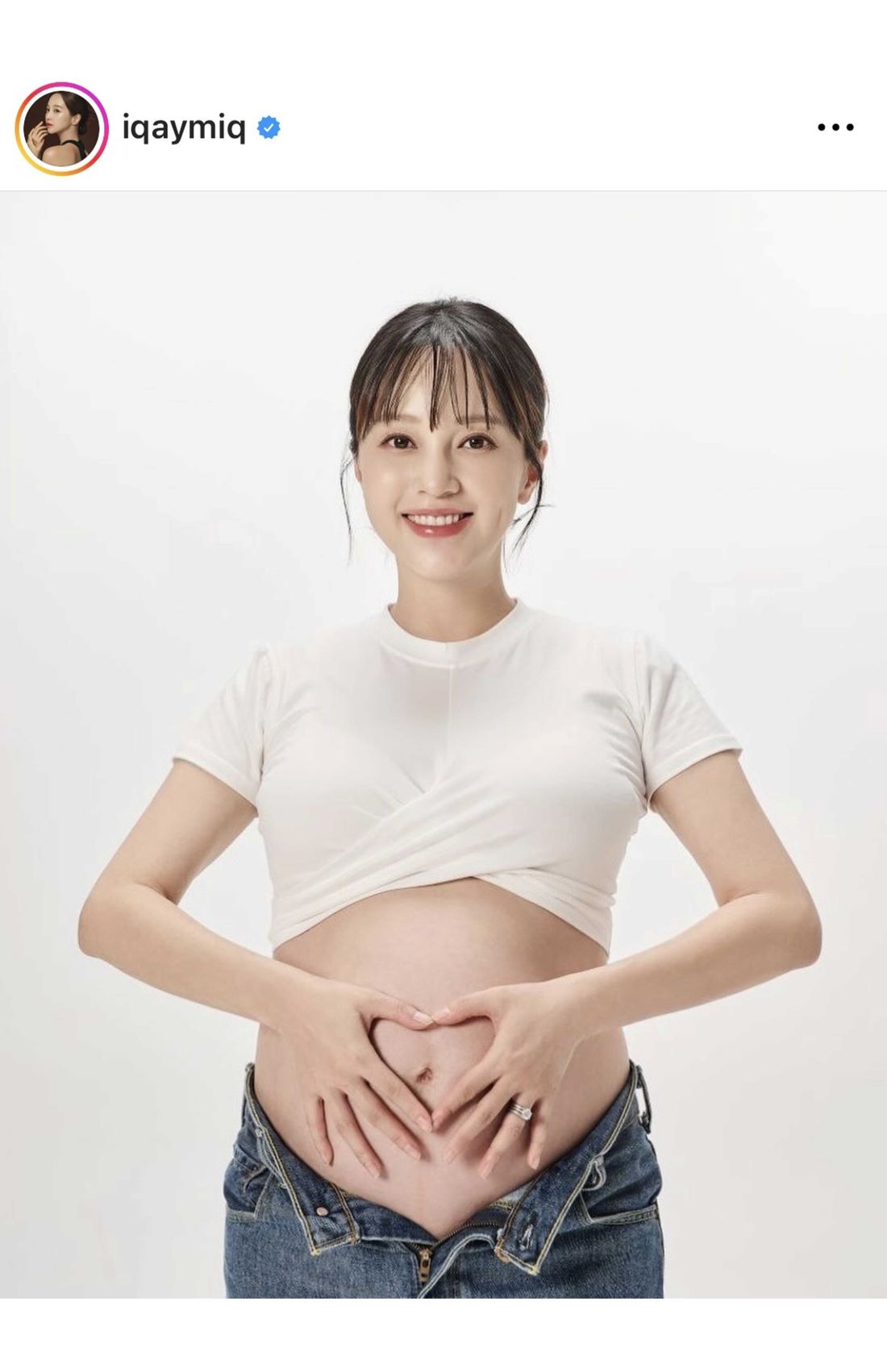 批判の声が多かった元ICONIQのマタニティフォト（伊藤ゆみ公式Instagramより）