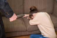 夫が娘のしつけで包丁を持ち出し修羅場に！ それでも離婚しない妻が突きつけた「誓約書」