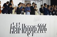 天皇、皇后両陛下がアジア大会開会式に「青のリンクコーデ」で登場…雅子さまの胸元に光る「ハート型ボタン」に込められた想い