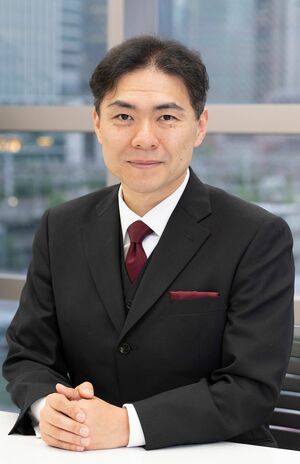 新井直之さん●執事。日本バトラー&コンシェルジュ株式会社代表取締役社長。執事やコンシェルジュを派遣する会社を営む傍ら、富裕層ビジネスに関する講演を行う。作家としても活躍し、『執事だけが知っている世界の大富豪53のお金の哲学』（幻冬舎）など、著書も多数。