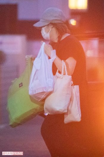 今年7月に勤務する洋菓子店からタクシーで帰宅する佳代さん