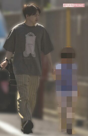 7月下旬の朝、男児と手をつなぎ、保育園に入っていく『Da-iCE』花村想太。2人とも笑顔を浮かべている