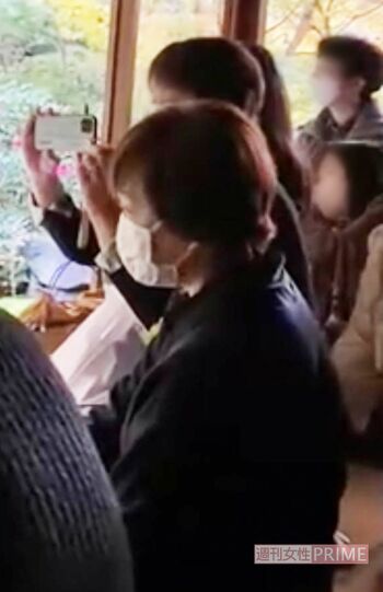 紅葉の名所として知られる京都の『瑠璃光院』の景色を楽しむ昭恵さん