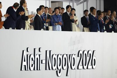 天皇、皇后両陛下がアジア大会開会式に「青のリンクコーデ」で登場…雅子さまの胸元に光る「ハート型ボタン…