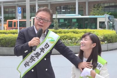 猪瀬直樹、『維新の会』街頭演説で女性候補者の胸を触る“セクハラ”行為に「気持ち悪い」