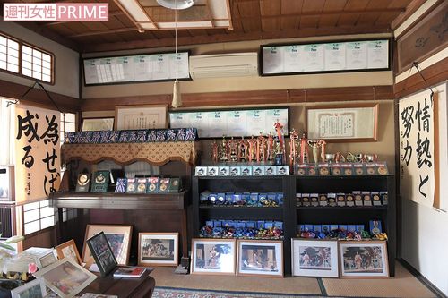 自宅の一角には、これまで勝ち取ってきた表彰状、トロフィー、メダルがぎっしり並べられていた
