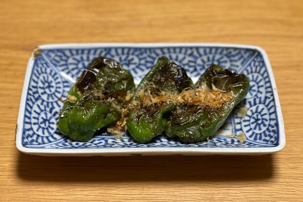 タネもヘタも取らない「ピーマンの丸焼き」