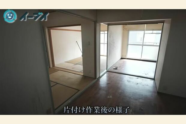 綺麗になった部屋の全体像。右手の部屋がリビングで、左手が子どもの勉強机があった居室（写真：「イーブイ片付けチャンネル」より）