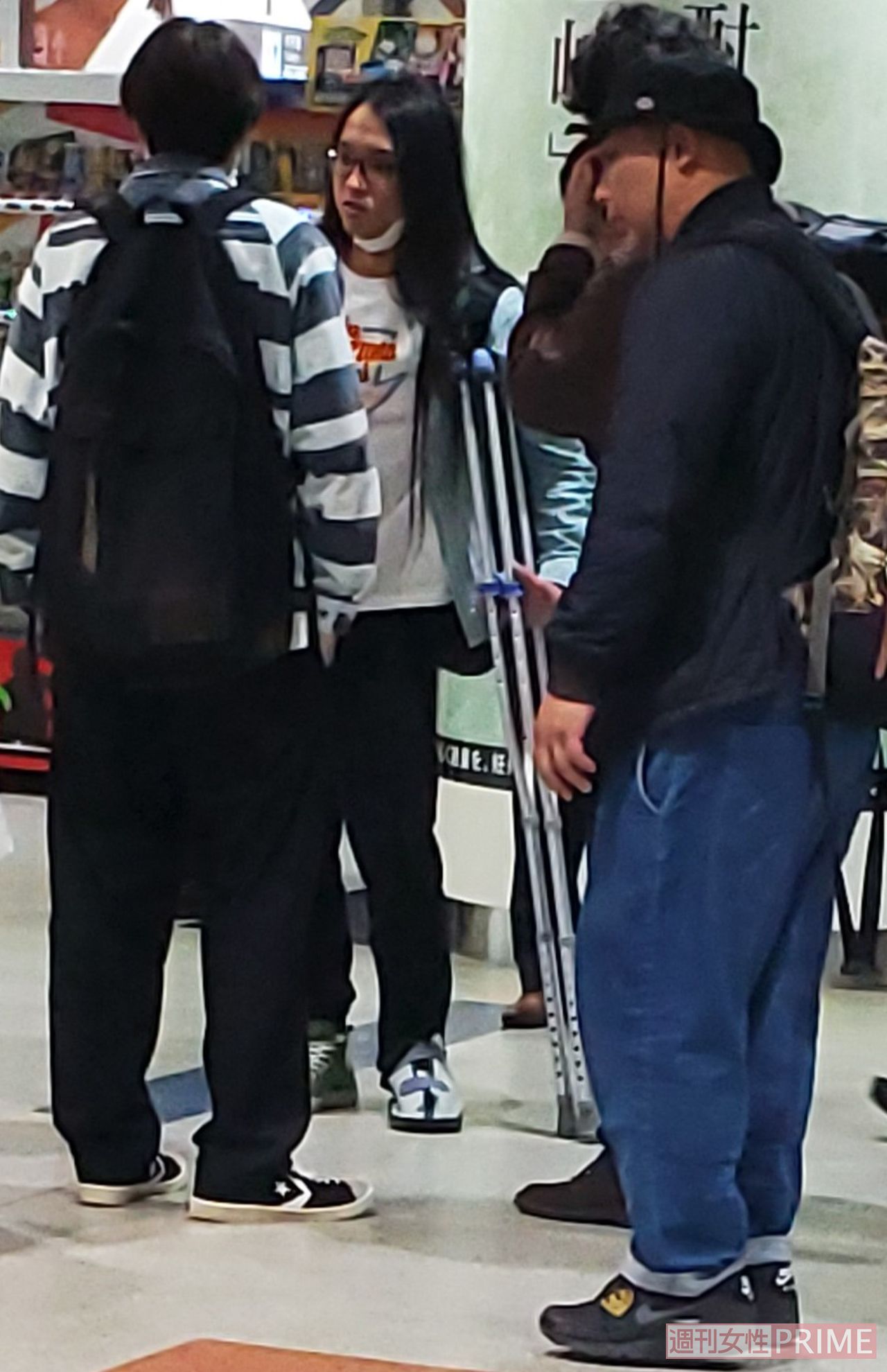 芸人仲間と話し込む布川（中央）の近くで、会話に参加するでもなく1人たたずむ相方のみちお（右）