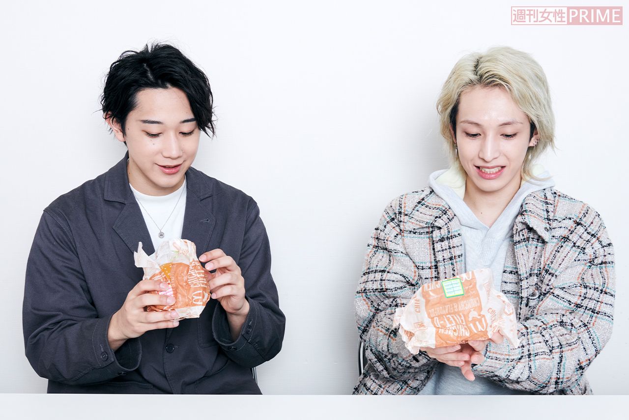 「ビッグマック」食べ方1：ラップで野菜こぼれを防ぐ　撮影／山田智絵