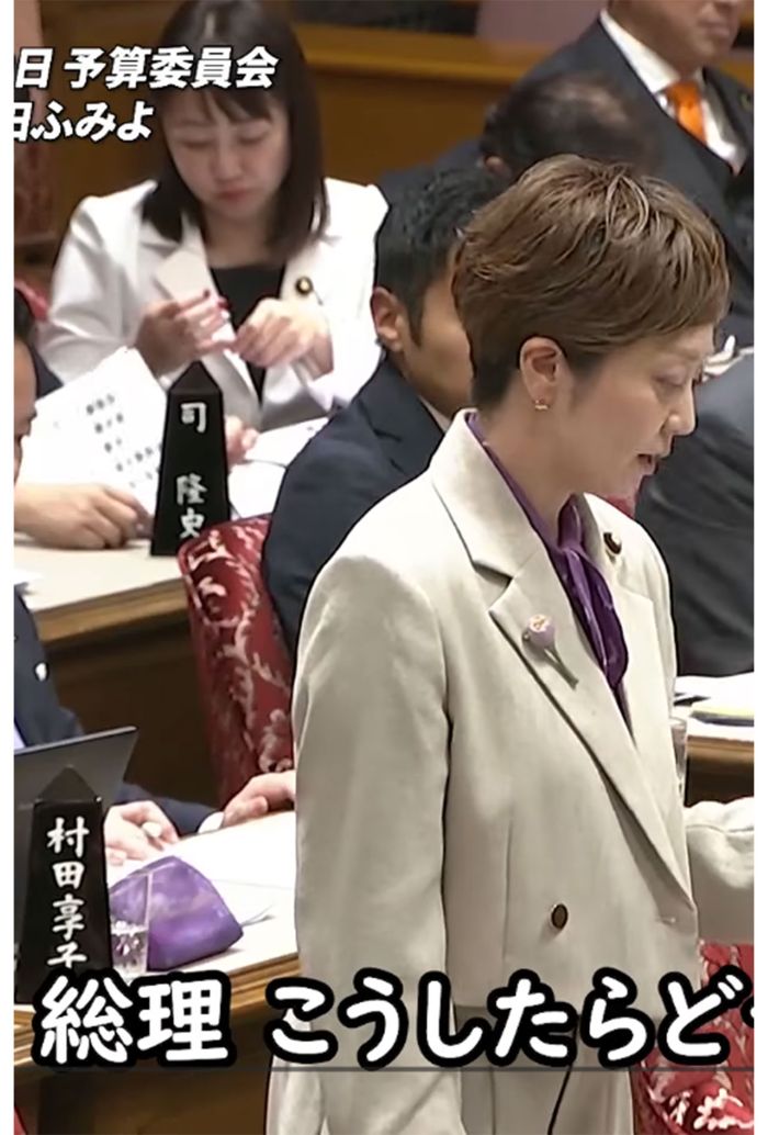 いのちの党・奥田ふみよ議員の後ろで爪をいじる石井めぐみ参院議員3（いのちの党公式YouTubeより）