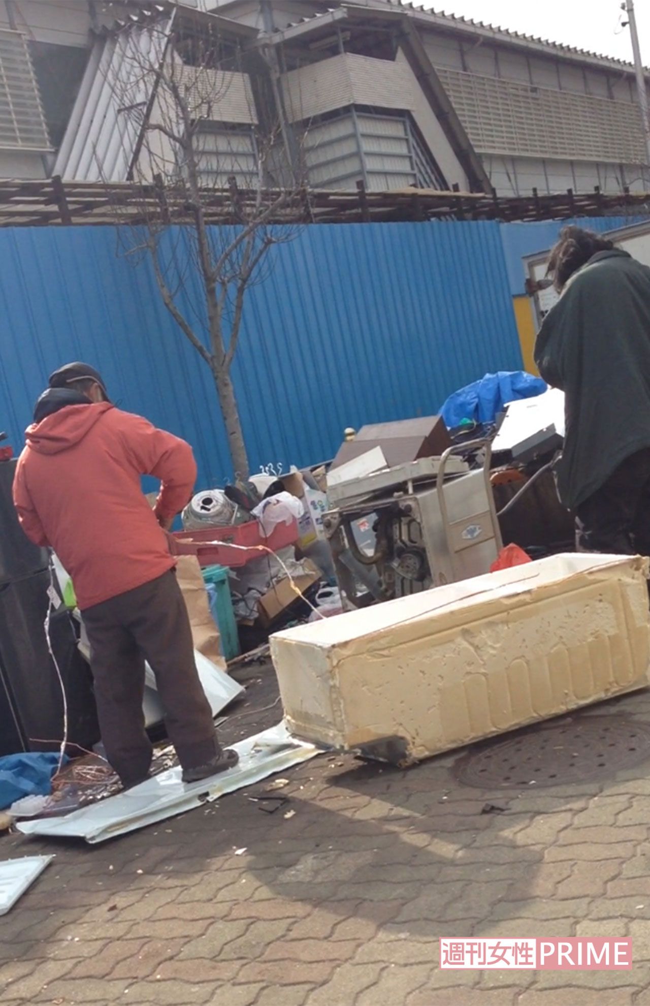 換金できそうなものを拾い集めるホームレス