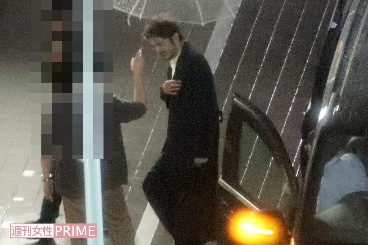 会場入りする平井堅