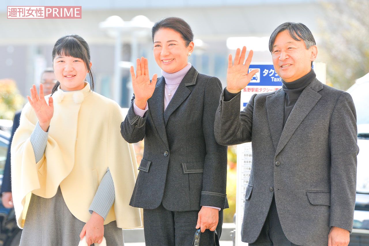 '19年3月、静養のため長野駅に到着された皇太子ご一家（当時）。愛子さまは“美智子さまスタイル”のケープをご着用