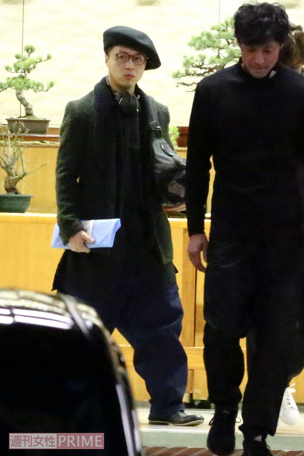 恒例のジャニーズ初詣に参加するKinKiKids・堂本剛、前を歩く東山紀之（2016年元旦）