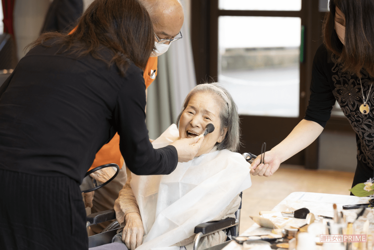 最初は「恥ずかしい」と言っていた高齢者も、周囲から褒められる華やかな顔に変身すると、満面の笑みを咲かせていた（撮影／矢島泰輔）