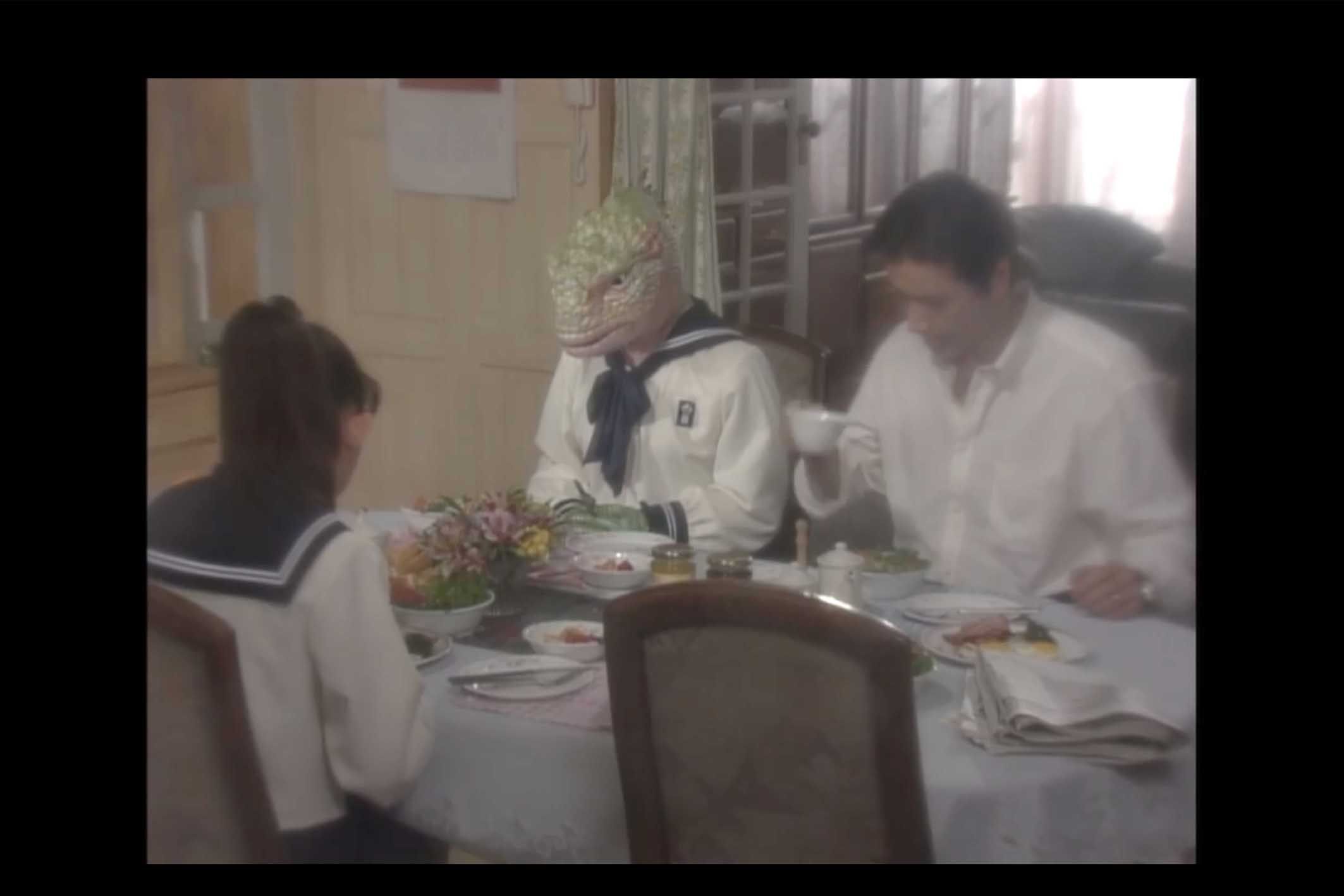 『イグアナの娘』で川島なお美さんが演じた母親の視点からは、娘の菅野美穂がイグアナに見えてしまう（『イグアナの娘』より）