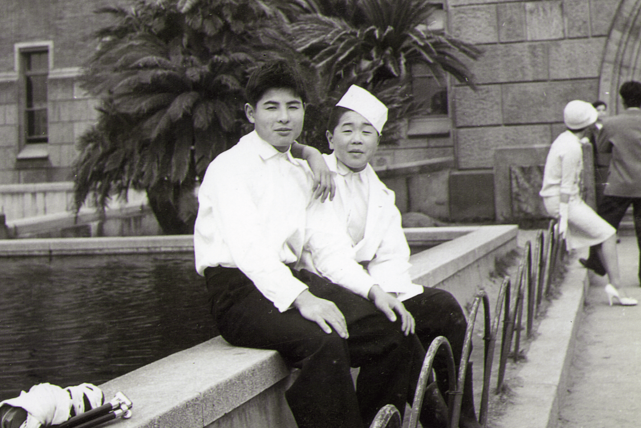 17歳、新大阪ホテルでの修業時代。写真右が坂井さん