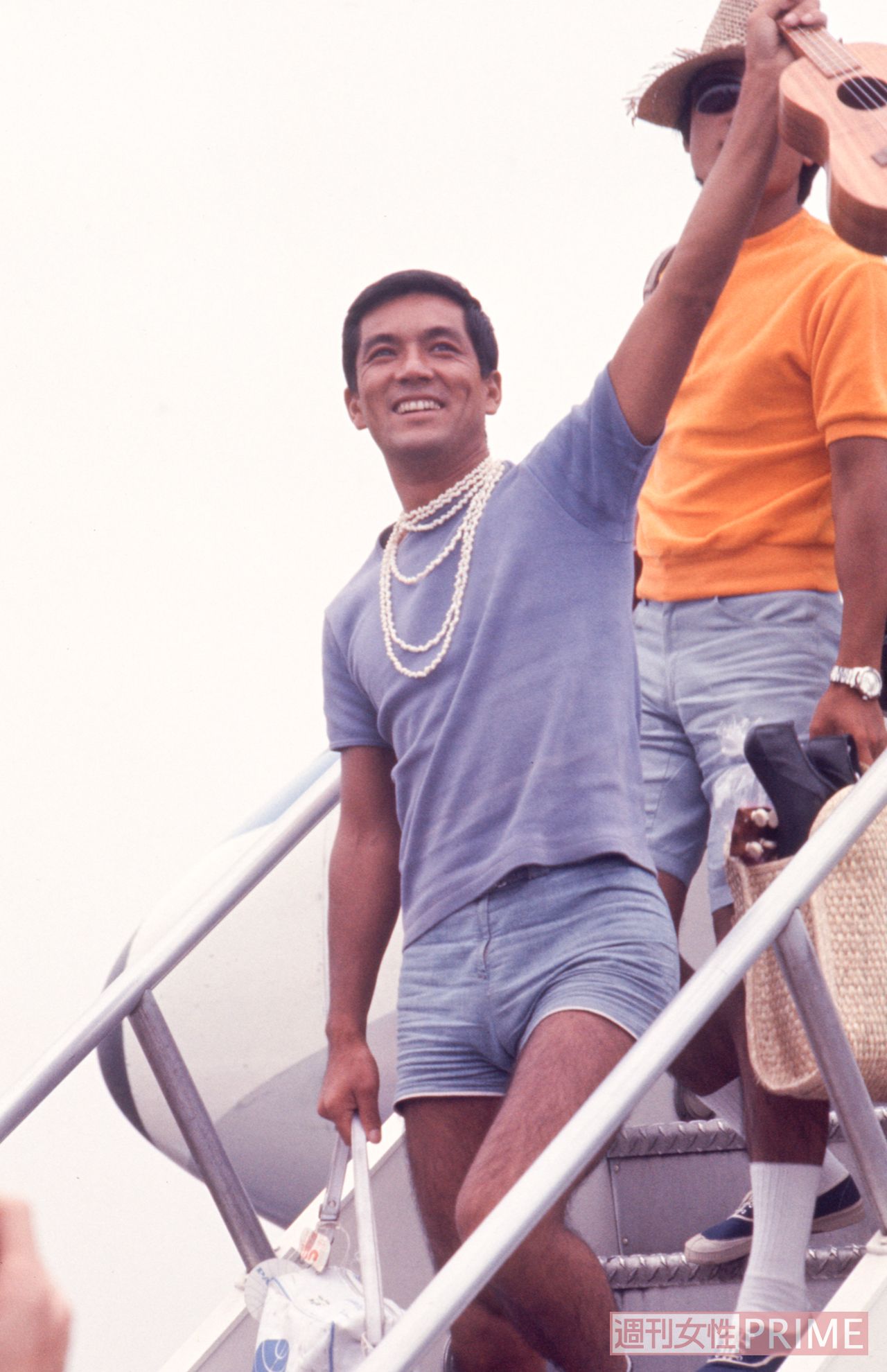 映画『日劇加山雄三ショーより歌う若大将』（1966年公開）ではタヒチでのプライベートショットが紹介され、そのタヒチから帰国。ウクレレを片手に飛行機のタラップを降りるスタイルに若者らしさも（撮影／本誌写真班）