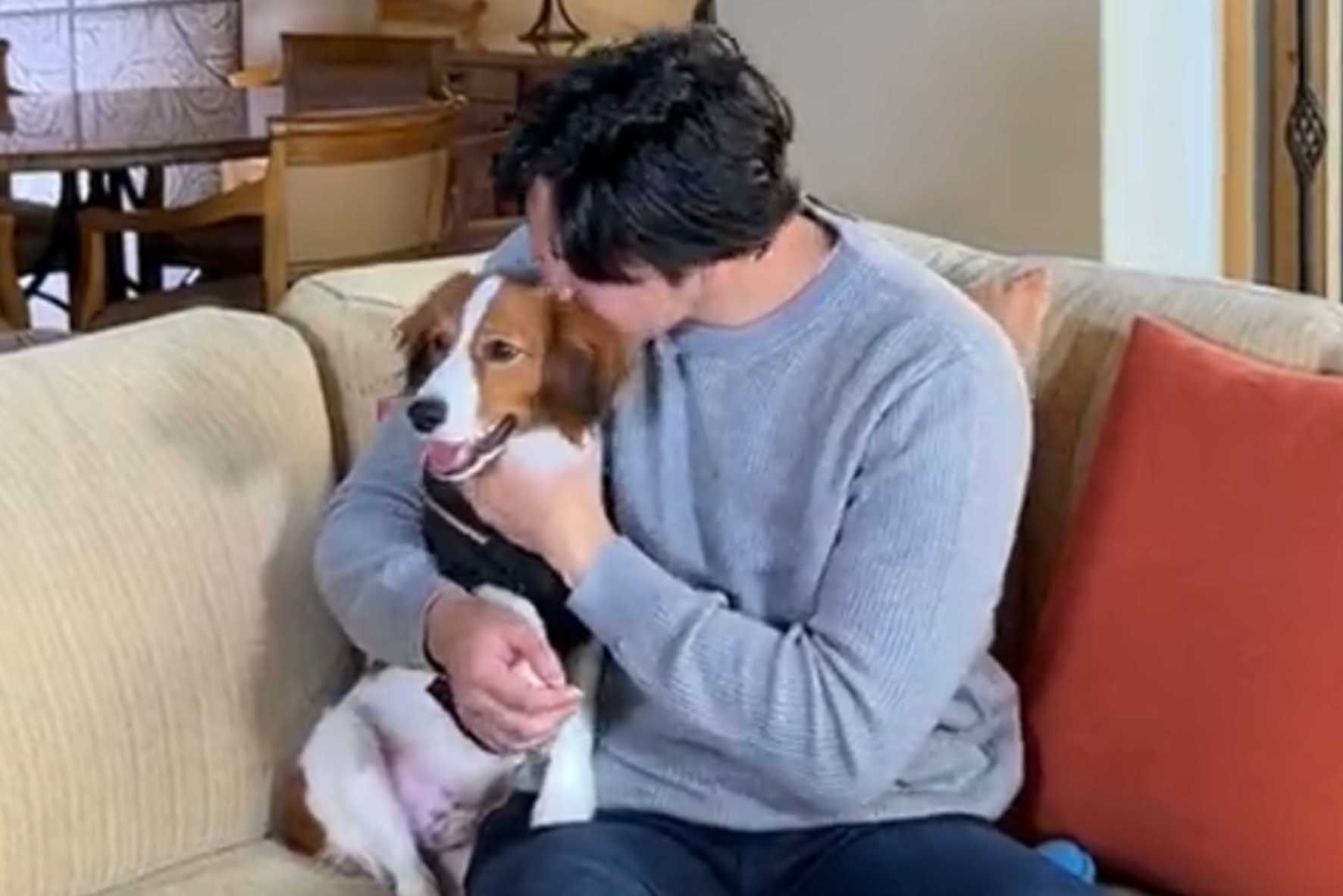 犬を抱いてMVP発表の番組に出演した大谷翔平（MLB公式Xより）