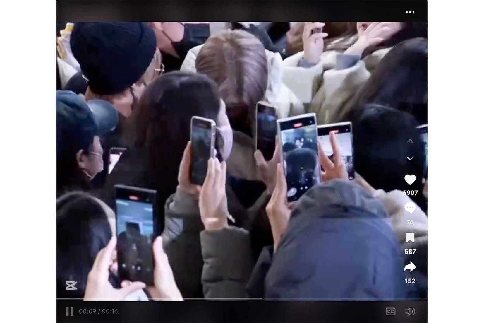 韓国の空港で大勢のファンに囲まれ、もみくちゃにされる『なにわ男子』（TikTokより）
