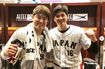 村上宗隆、自身の一振りで逆転サヨナラ勝ちをした準決勝のあと大谷翔平と(村上のインスタグラムより)