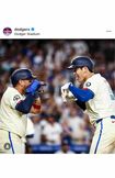 チームメートのロハスと“デコピンポーズ”。ホームラン後、いきなり大谷が始めたようだ(ドジャースのインスタグラムより)