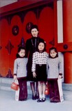 雅子さま(中央)、母・優美子さんと2人の妹との記念写真(1971年12月)