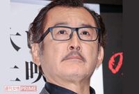 吉田鋼太郎、愛犬と黒ずくめ“ペアルック”で大人の色気が止まらない