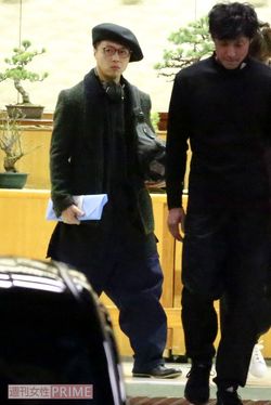 恒例のジャニーズ初詣に参加する堂本剛、前を歩く東山紀之（'16年）