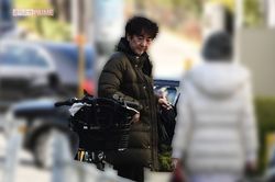 2017年、子どもの習い事教室で送迎する市村正親