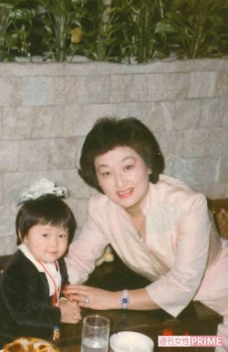 かおりさんが3歳のとき。誕生日を先生のお店でお祝いしているワンシーン。かおりさんも可愛くドレスアップ