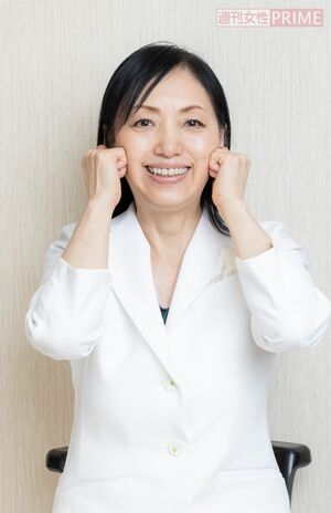 4.表情筋を感じながら刺激する（撮影／齋藤周造）