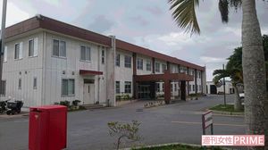 ソテツの木に囲まれた沖縄刑務所で羽賀は刑に服していた