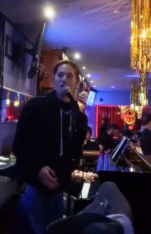 小出恵介のインスタに登場したライブハウスで歌う岡本圭人