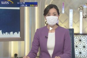 テレビ東京『WBS』でマスクをつけてニュースを読む大江麻理子アナ