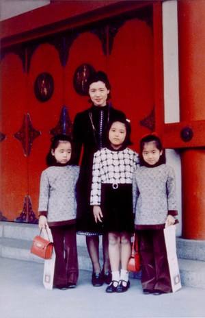 雅子さま（中央）、母・優美子さんと2人の妹との記念写真（1971年12月）