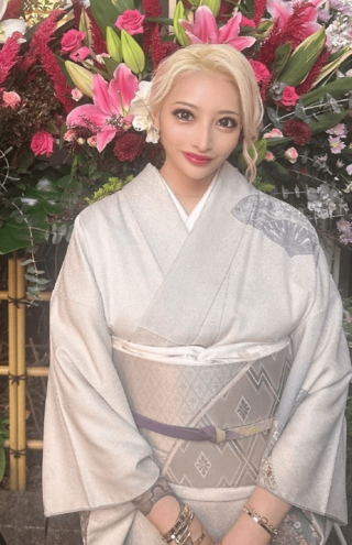 銀座にオープンするクラブ『莉里』のオーナーになることを自身のインスタグラムで報告した加藤紗里（公式インスタグラムより）