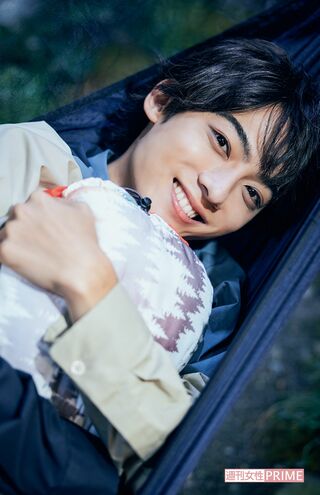 【Good Night】 「実は、色違いのハンモックを持ってるんです。快適ですよ。ただ冬になってくるとやっぱり寝袋じゃないと厳しいですね」　撮影／廣瀬靖士