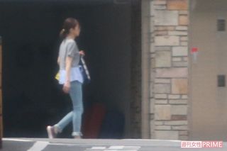 '18年7月中旬に海老蔵の実家近くにある彼の一軒家から出てくる小林麻耶。手慣れた感じでガレージに車を止めていた