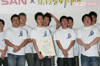 日産自動車新CM発表会に登場した『はねるのトびら』メンバー（2006年12月15日）